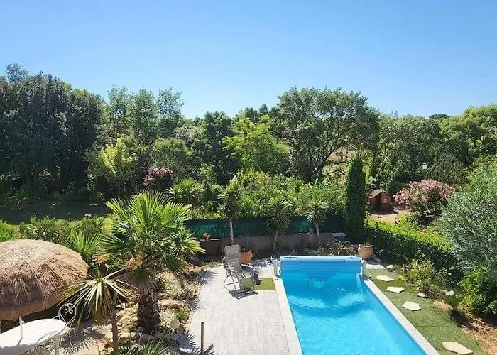 Апартаменты Superbe Au Calme Avec Piscine *